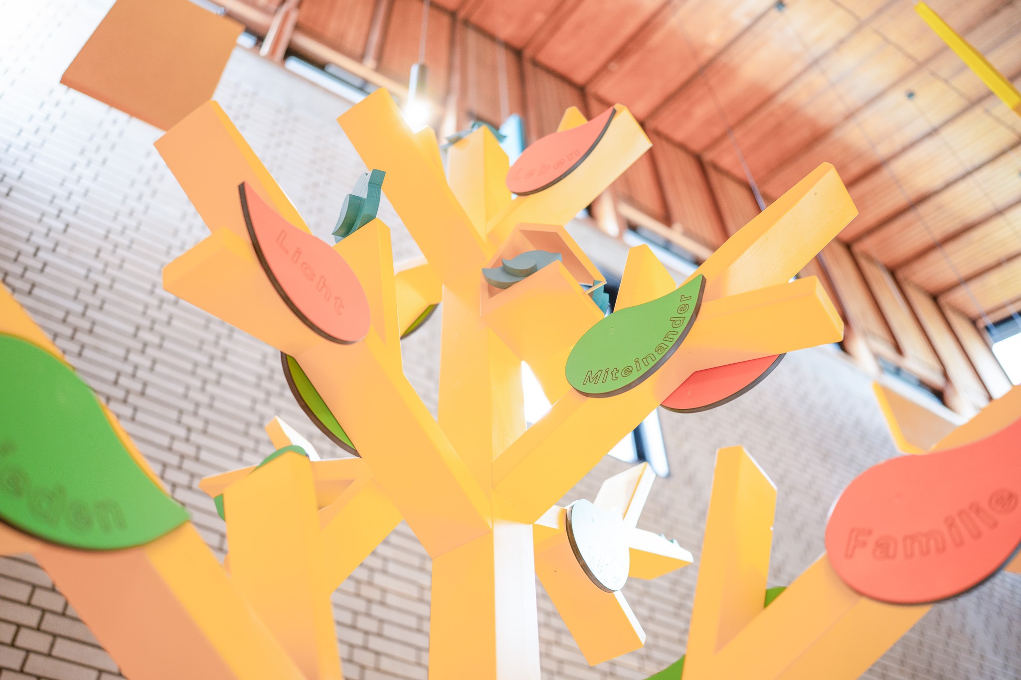 Detailaufnahme Baum der Dankbarkeit im großen Saal des Stiftungszuhauses der Steffen Prodinger Stiftung