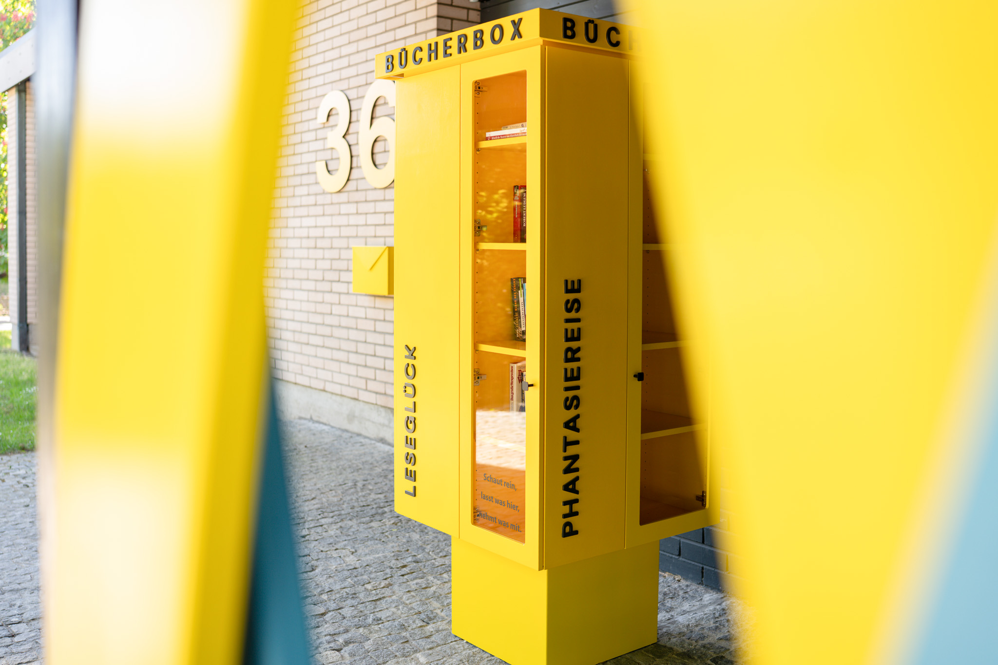 Die Bücherbox am Eingang der Steffen Prodinger Stiftung in Coburg-Ketschendorf